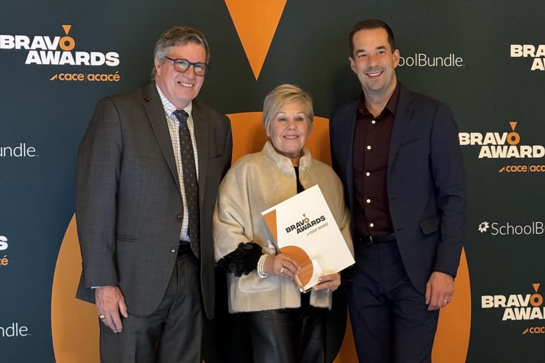 Jacques Major, gérant School Day, Carole Dubé, directrice des communications CS Grand Nord, Galen Eagle, Président